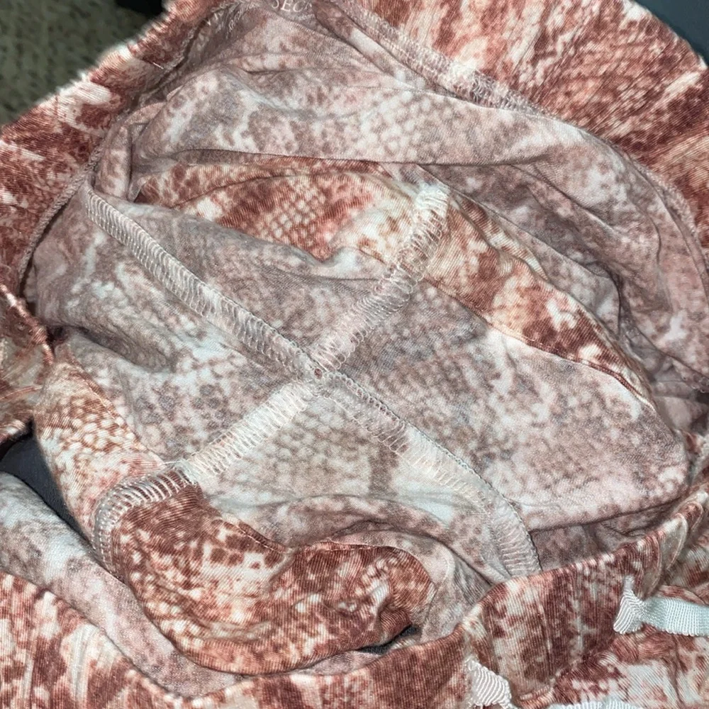 🪼Adorable Victoria Secret Women's Pink Snake Print Shorts! - Picture 4 of 8